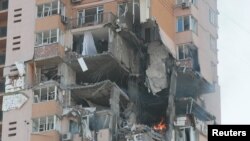 Пошкоджений російською ракетою будинок у Києві, 26 лютого 2022 року