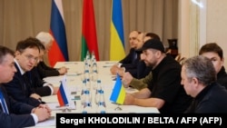 Делегациите од Украина и Русија, вклучително и помошникот на рускиот претседател Владимир Медински, помошникот на украинскиот претседател Михаило Подољак и други разговараа денеска во Белорусија