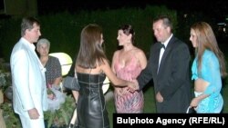 Банкерът Емил Кюлев (вляво) и съпругата му поздравяват рожденика Илия Павлов, президент на Мултигруп. В розовата дреха е жената на Павлов Дарина, а вдясно е голямата му дъщеря от първия брак Венцислава. Това е последният рожден ден на Илия Павлов, август 2002 г.