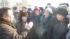 Нааразы болгондор менен өкмөттүн Нарындагы ыйгарым укуктуу өкүлү Аманбай Кайыпов чыгып жолукту. 17-декабрь. 
