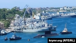 Підводний човен «Алроса» тягнуть по Південній бухті Севастополя два буксири