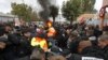 Полиция Гранпюи мунай иштетүүчү ишканасынын жолуну демонстранттардан тазалоодо. 22-октябрь 2010