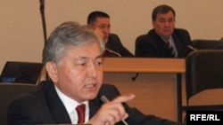 Депутат Иса Өмүркулов (СДП).