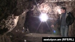 Арени үңкүрүндөгү байыркы шарап сакталган жайдын күзөтчүсү Арменак Мелконян. 12-январь, 2011.
