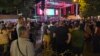 Uz vatromet i pozdravne govore sa jedne od koncertnih bina, Dani piva u Zrenjaninu su zvanično počeli, dok su se iz publike čuli zvižduci i protestni povici, 6. avgust 2025. 
