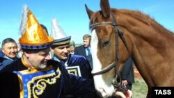 Прощай, выхухоль. Сергей Миронов рассчитывает въехать в Государственную Думу на более презентабельном животном