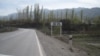Деҳаи Сомониёни Тоҷикистонро бо деҳаи Куктоши Қирғизистон як кӯча ҷудо мекунад. Ин ду деҳа марзи ду кишвар ба ҳисоб мераванд