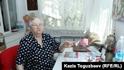"Поколение" қозғалысының жетекшісі, 84 жастағы Ирина Савостина үйін "кеңсеге айналдырған". Алматы, 6 шілде 2018 жыл. 