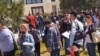 Stambuldaky türkmen konsullygynyň öňündäki nobat, 2022-nji ýylyň iýun aýy. TikTok ulagymyndan alnan surat 