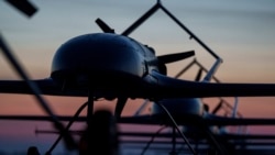 Dronele cu rază lungă de acțiune ale Ucrainei sunt aliniate înainte de decolare, într-o locație secretă.
