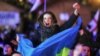 Дівчина з українським прапором... Одна із тисяч людей, які стоять на Майдані незалежності, вимагаючи від Януковича покарати винних у силовому розгоні Євромайдану, а також відновити курс на євроінтеграцію України. Київ. 2 грудня 2013 року 