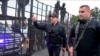 Белорускиот претседател Александар Лукашенко вооружен со пушка од типот „Калашников“ ги поздравува полициските службеници во близина на Палатата на независноста во Минск, 23.08.2002