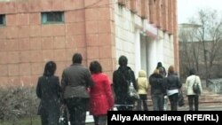 Автобустан төшкән кешеләрне дә сайлау урыннарына җибәреп торганнар.