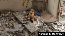 Дитяча іграшка у п'ятиповерховому житловому будинку, в якому від удару російських військових загинуло понад 40 людей. Місто Часів Яр на Донеччині, 10 липня 2022 року