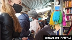 People rushed to the bazars on April 15 after the local authorities announced their imminent closure as part of widespread coronavirus restrictions. 
