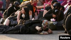 Демонстранти по време на протест срещу федералните имиграционни акции в центъра на Лос Анджелис, Калифорния, САЩ, 8 юни 2025 г.
