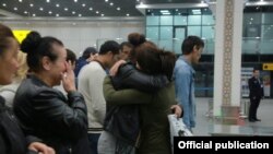 Узбекистанцы, встречающие своих родных в аэропорту Ташкента. Иллюстративное фото.