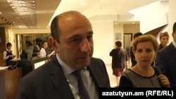 Տնտեսական զարգացման և ներդրումների նախարար Սուրեն Կարայանը զրուցում է լրագրողների հետ, Երևան, 3-ը հոկտեմբերի, 2016թ․
