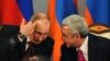 Հայաստան -- Հայաստանի և Ռուսաստանի նախագահների զրույցը` հայ-ռուսական համաձայնագրերի ստորագրման արարողության ժամանակ, Երևան, 2-ը դեկտեմբերի, 2013թ.