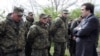 Михаил Саакашвили беседует с солдатами, участвовавшими в мятеже