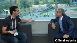 Սերժ Սարգսյանի եւ Սերժ Թանկյանի հանդիպումը Թումո կենտրոնի բացման ժամանակ, Երեւան, 14-ը օգոստոսի, 2013թ., լուսանկարը` Հայաստանի նախագահի պաշտոնական կայքէջի