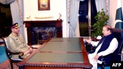 د پاکستان وزیر اعظم نواز شریف او د پوځ مشر قمر جاوېد باجوه د لیدو مهال. (فایل فوټو)