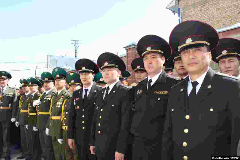 Күч түзүмдөрүнө деп аталган 206 батир 2010-жылкы июнь окуясынан жабыр тарткандарга деп курулган турак-жайлардан бөлүнүп берилди. 