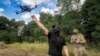 Ukrajinski vojnik 57. motorizirane brigade upravlja FPV dronom na ratištu u regiji Harkiv u Ukrajini, avgust 2025.