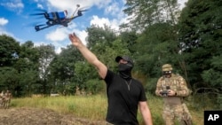 Українські військові запускають FPV-дрон на Харківщині, серпень 2025 року