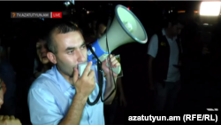 «Հիմնադիր խորհրդարանի» անդամ Հարություն Աղլամազյանը Ազատության հրապարակում, 4-ը օգոստոսի, 2016