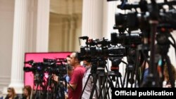 Македонија - Владата најави укинување на забраната за владино рекламирање во приватни медиуми, новинарските и медиумски здруженија сметаат дека тоа е ризик за независноста на медиумите. 