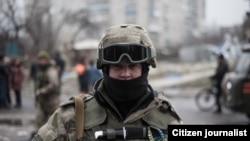 Дебальцевода гуманитар ёрдам тарқатгани келган украин солдати.