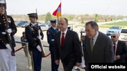 Встреча министров обороны Армении и США - Сейрана Оганяна (слева) и Леона Панетты в Пентагоне, 23 марта 2012 г. 