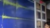 Түштүк Кореянын сейсмология агенттигинин кызматкери Түндүк Корея ядролук бомбаны сыноосу жер катмарында жараткан толкундарды журналисттерге көрсөтүүдө. 