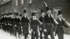 1915 год. В Итоне – занятия по начальной военной подготовке. С тех пор форма одежды учеников элитной школы мало изменилась – отменены только цилиндры.