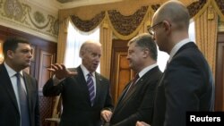 Владимир Гройсман, Джозеф Байден, Петр Порошенко и премьер-министр Арсений Яценюк в Верховной Раде Украины. Киев, 8 декабря 2015 года