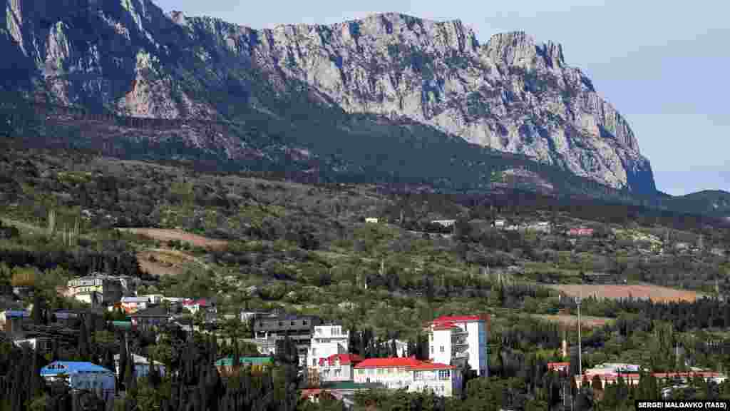 Краєвид на гору Ай-Петрі зі скелі Діва