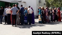Illýustrasiýa suraty. Türkmenistanda döwlet dükanynyň öňünde iýmit önümlerini satyn almak üçin garaşýan adamlar