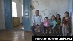 67-летний пенсионер Каир Кошелеков с детьми. Село Жолкудык Павлодарской области. 
