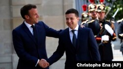 Володимир Зеленський (праворуч) із Емманюелем Макроном під час візиту до Парижа, червень 2019 року