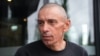 Ihar Karnei u Litvaniji u junu 2025. godine nakon što je, uz posredovanje SAD-a, oslobođeno 14 zatvorenika vlasti bjeloruskog moćnika Aleksandra Lukašenka.
