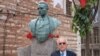Истанбул университетида Субудей Тўғон отаси Заки Валидий ёдгорлиги ёнида, 2012 йил, 25 май