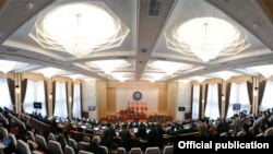 Кыргыз парламенти. 