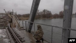 «Росіяни скористалися можливістю перекинути частину засобів по льоду і тепер завданням українців є вибивати їх звідти» – Віктор Трегубов