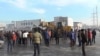 Люди собрались вокруг бульдозера на рынке автозапчастей «Баянаул». Алматы, 9 января 2015 года. 
