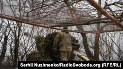 Артилеристи 32-ї окремої механізованої бригади працюють на Покровському напрямку, лютий 2024. Цей напрямок на Донеччині залишається однією з найбільш гарячих ділянок фронту