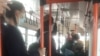 Awtobusyň içindäki maskaly ýolagçylar