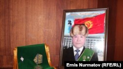 Мектептин мурдагы директору Абдыкаар Самиев 8-ноябрь күнү көз жумган.