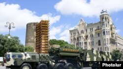 Демонстрация российского зенитно-ракетного комплекса С-300 «Фаворит» на военном параде в Баку, 26 июня 2011 г.