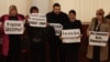 Журналисты газеты «Голос Республики» проводят акцию протеста в фойе Алматинского городского суда. 22 февраля 2013 года.